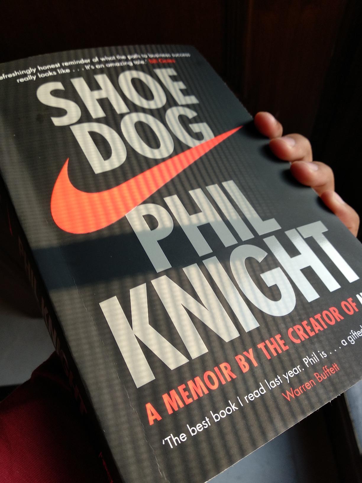 Shoe Dog: A Memoir by the Creator of NIKE [Paperback] Phil Knight